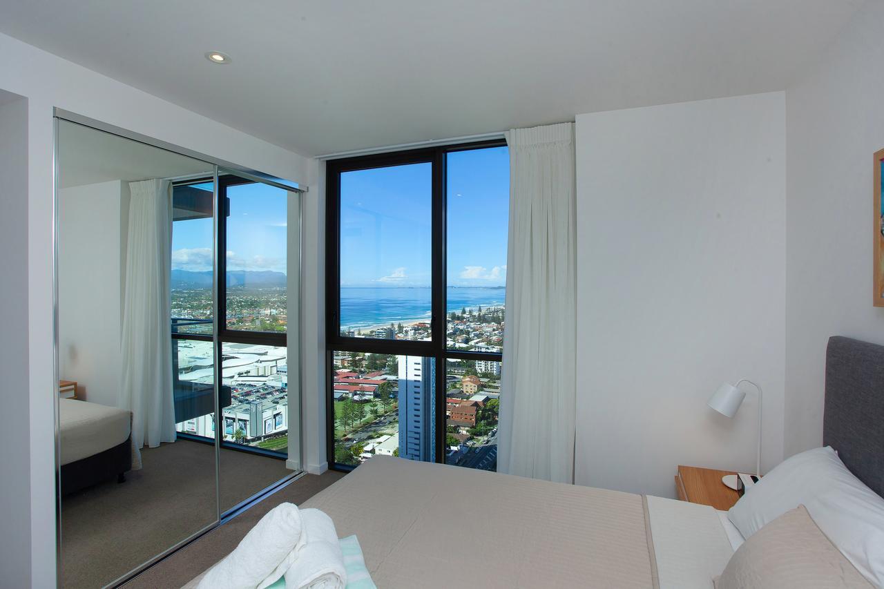High Floor Ocean View Suites Broadbeach Гоулд Коуст Екстериор снимка